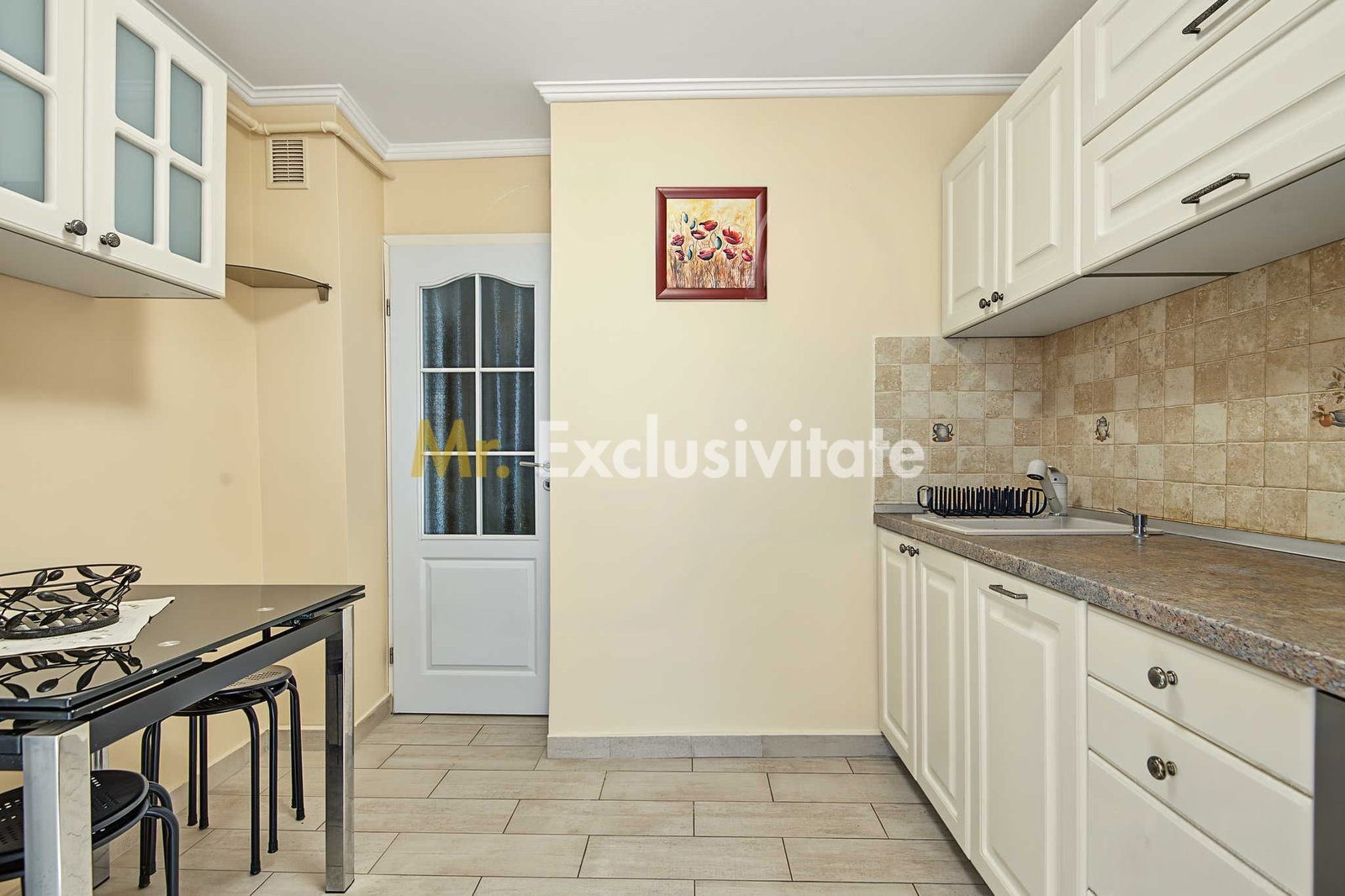832f79c658d4404d9c7c01bd1f8b4eea Central-Eremia, ap. 3 camere, 2 băi + boxă,proaspăt zugrăvit, et.2