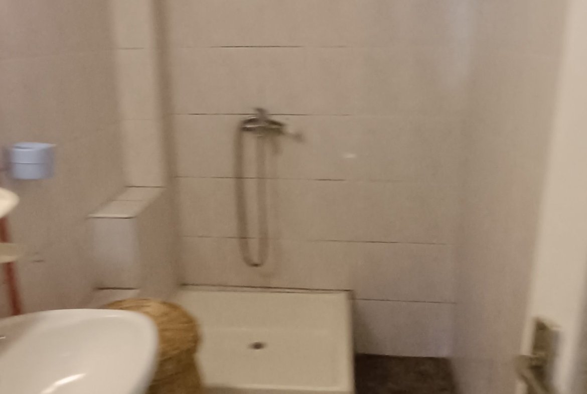 Apartament de închiriat la curte comună chiar în Complexul Studențesc