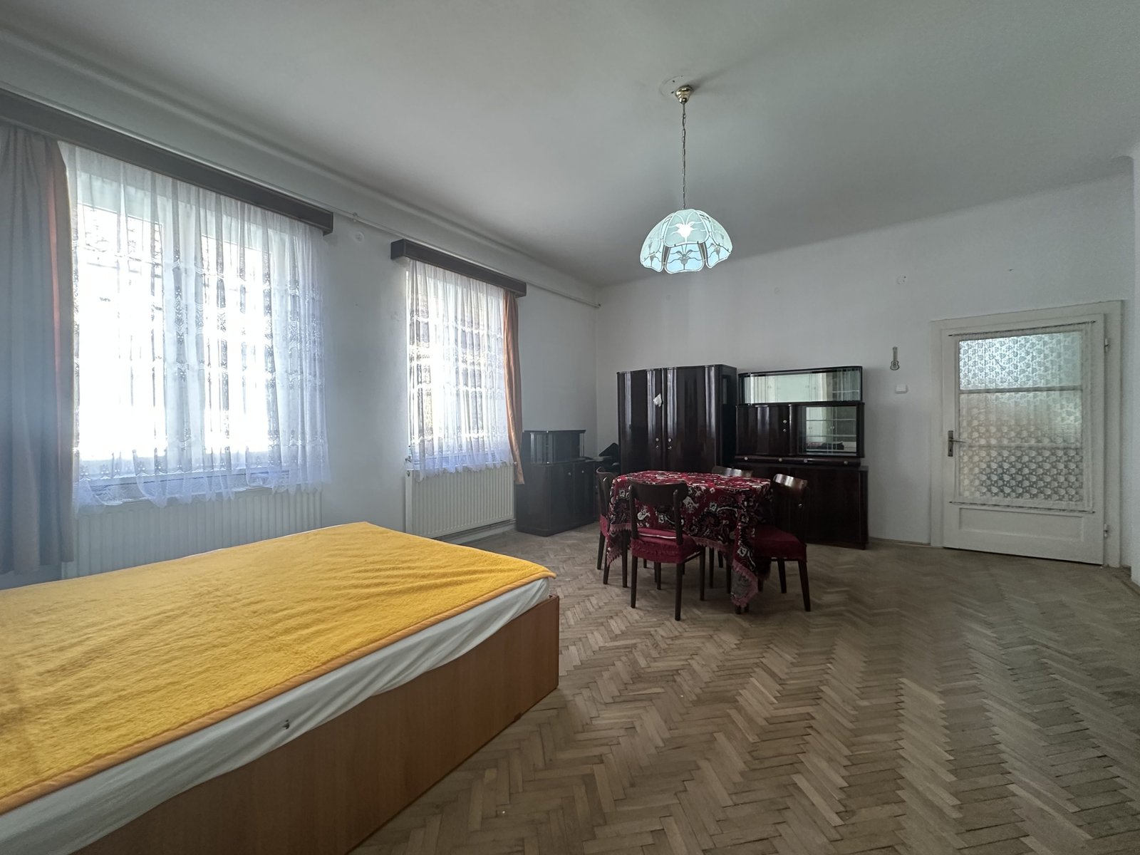 877cf0395516469cbd35c2f325bdfe6f Apartament in casa spațios la doar 5-7 minute de Centrul Istoric