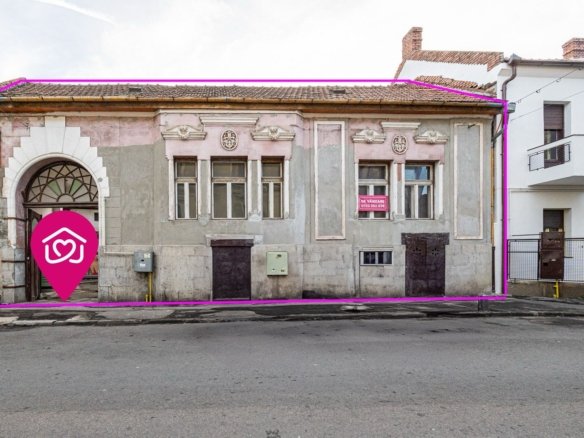 Casă interbelică cu tavane înalte, demisol și curte, în centru!