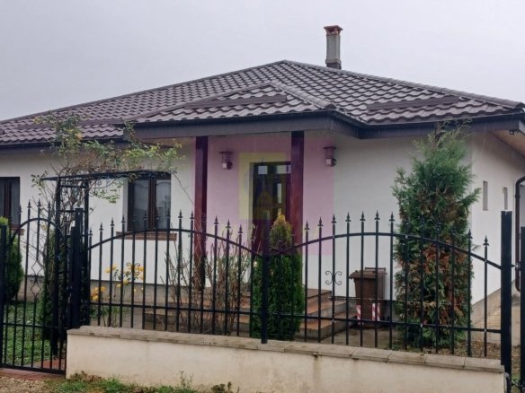 Sabareni, casa parter 145 mp, curte 1000 mp, mobilata, utilata