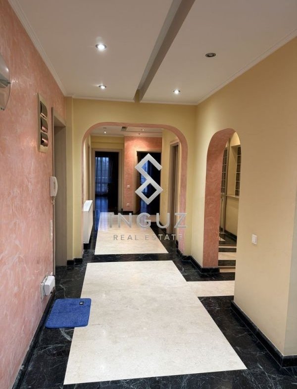 Apartament 3 camere in Vila . 125 mp