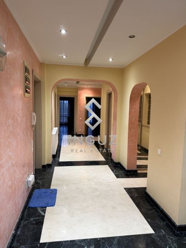Apartament 3 camere in Vila . 125 mp