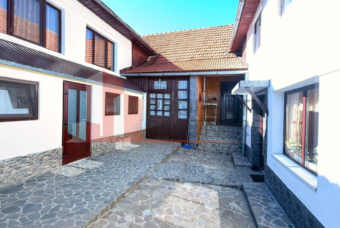 Casă tradițională cu 1800 mp teren  în Sohodol, Bran | Priveliște superba