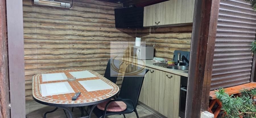 Casă din cărămidă cu spațiu comercial la stradă, garaj și curte
