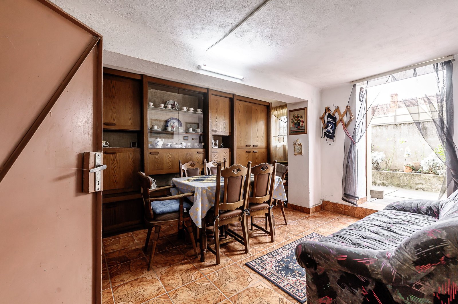 8ea9d851fd5540caa6f706040f5fc2df Casă solidă din cărămidă, de vânzare în Lipova – Zonă liniștită