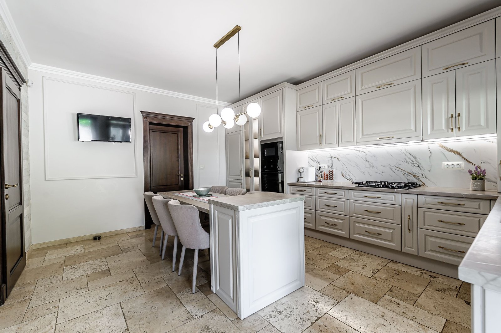 8f273142ba07420197467930dbee6295 Vilă de lux, pentru o familie numeroasă, Spațiu, confort și intimitate