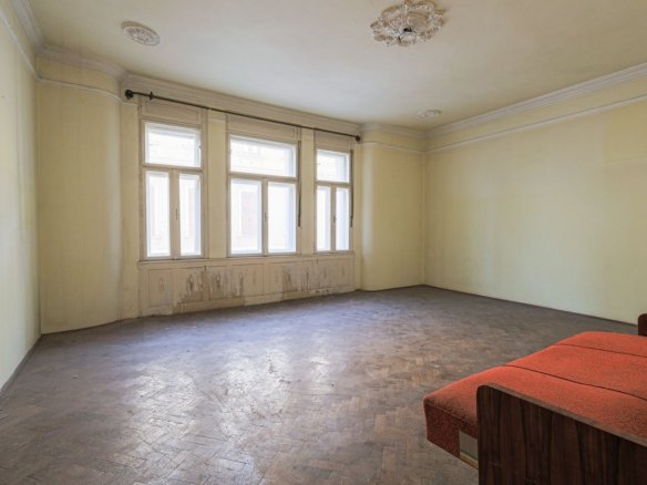 Casă interbelică cu tavane înalte, demisol și curte, în centru!