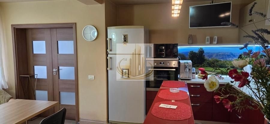 Casă din cărămidă cu spațiu comercial la stradă, garaj și curte