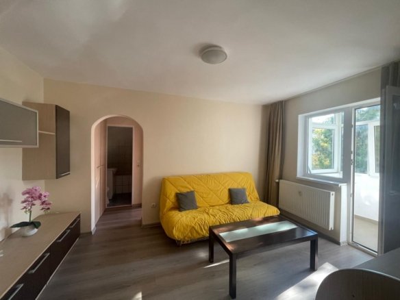 Ap 3 camere, renovat, mobilat, utilat, etaj 2, Rogerius-Pret 93900 eur