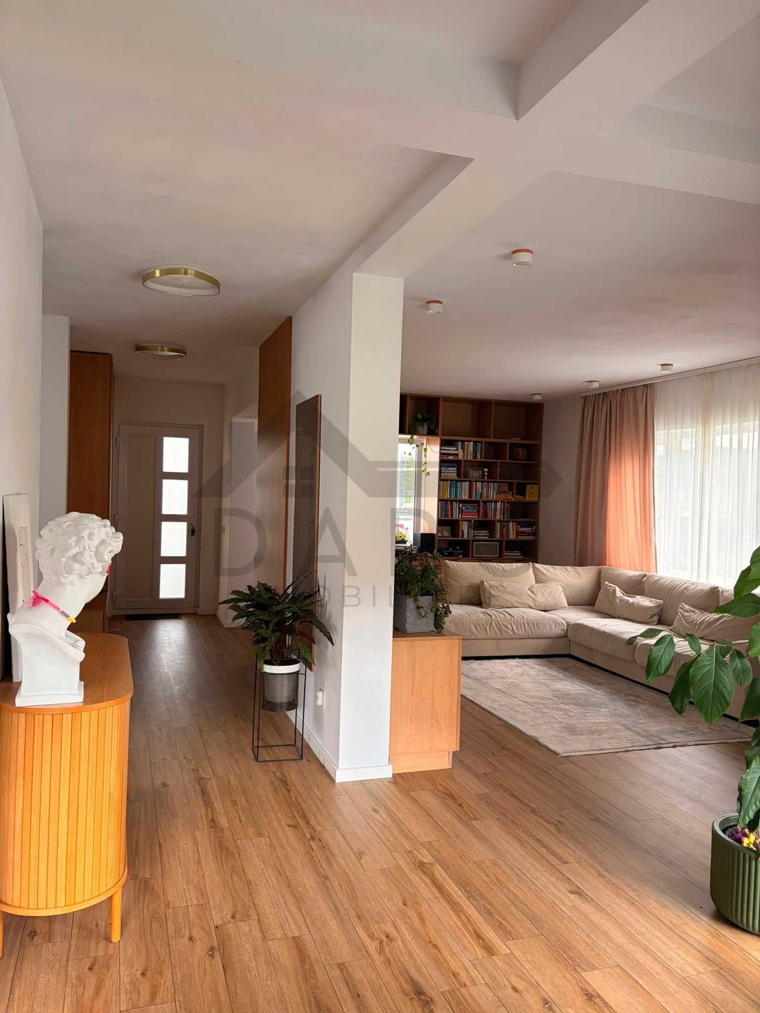 Acasă, aproape de pădure — casă cu grădină în stil britanic, de vânzare în Corunca