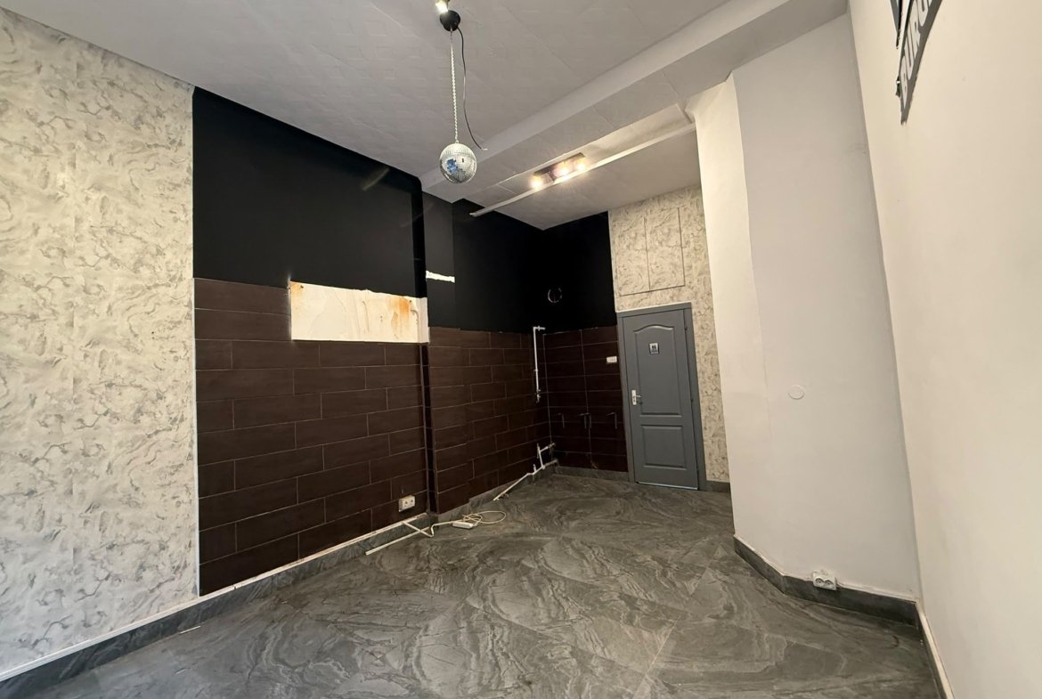 Spațiu comercial cu vitrină și acces stradal /Universitate – Colței