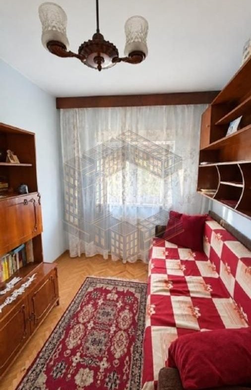 Apartament cu 3 camere, decomandat, centrala,etaj intermediar, Lipovei