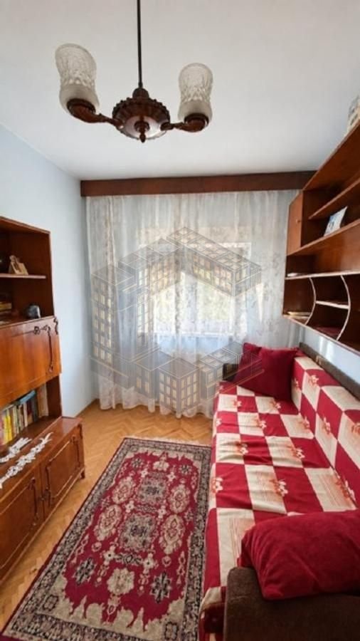 Apartament cu 3 camere, decomandat, centrala,etaj intermediar, Lipovei
