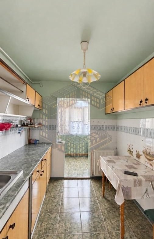 Apartament cu 3 camere, decomandat, centrala,etaj intermediar, Lipovei