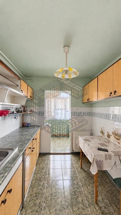 Apartament cu 3 camere, decomandat, centrala,etaj intermediar, Lipovei
