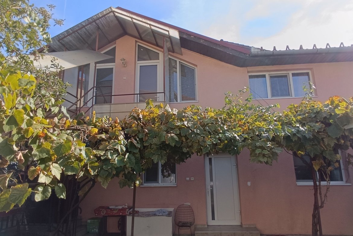 Apartament de închiriat la curte comună chiar în Complexul Studențesc
