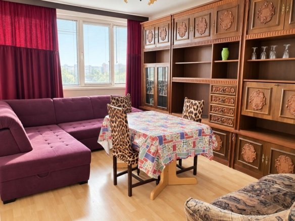 Apartament cu 3 camere decomandate, centrală proprie și logie |
