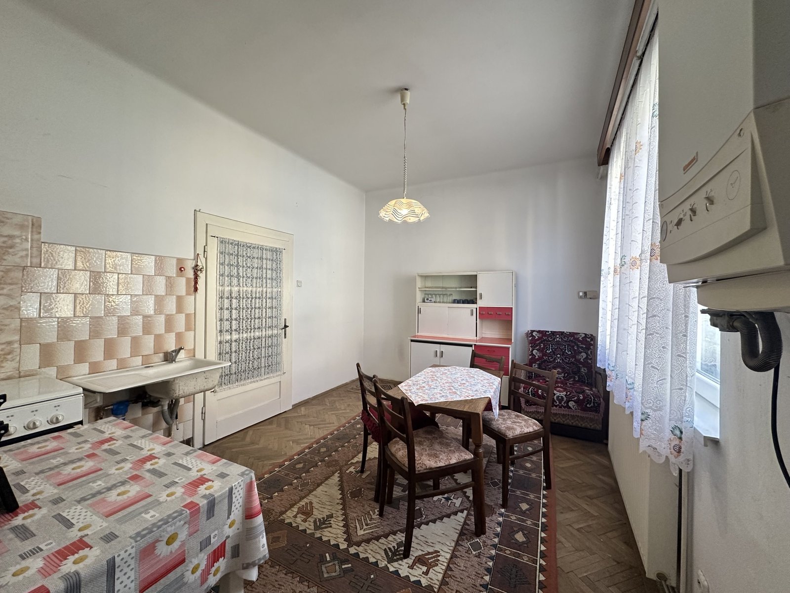 9efec31e80f249a2993e928e0ce5022d Apartament in casa spațios la doar 5-7 minute de Centrul Istoric