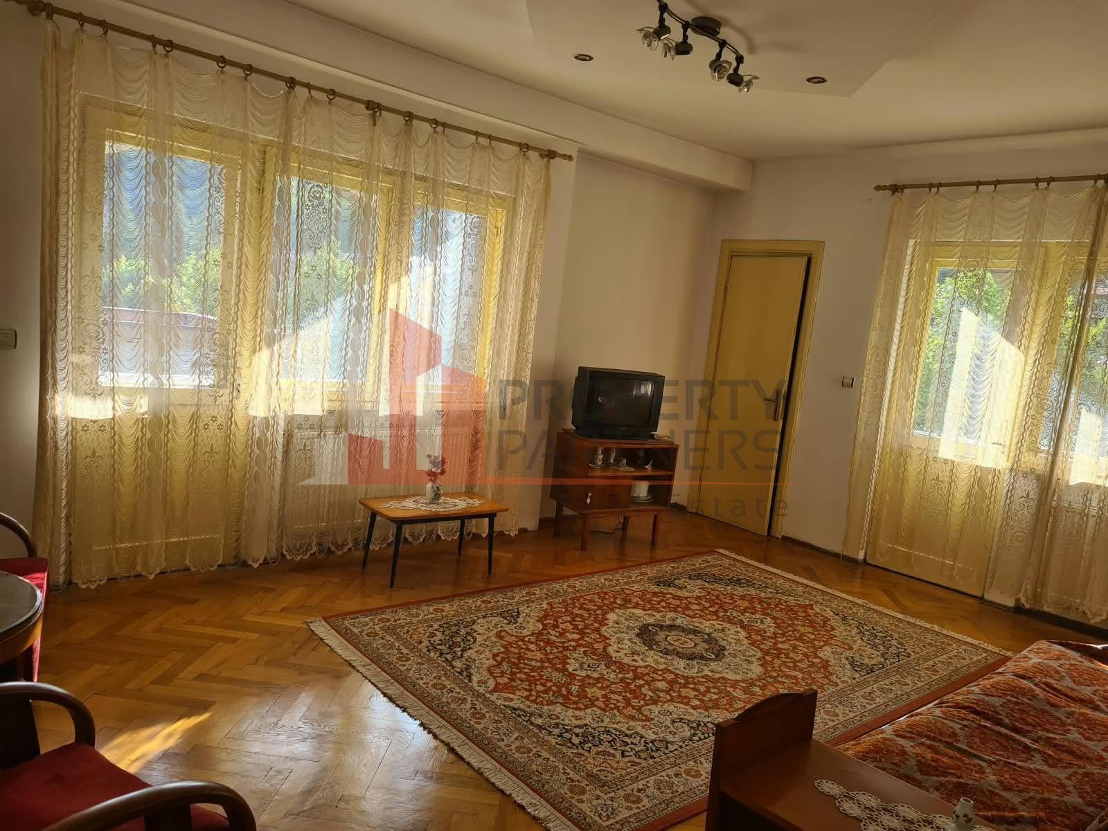 Apartament 3 camere, Bd. Carol I, vizavi de Hotel Montana, centrul Sinaiei