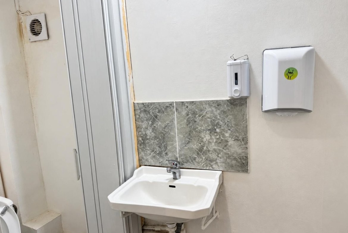 Spațiu comercial cu vitrină și acces stradal /Universitate – Colței