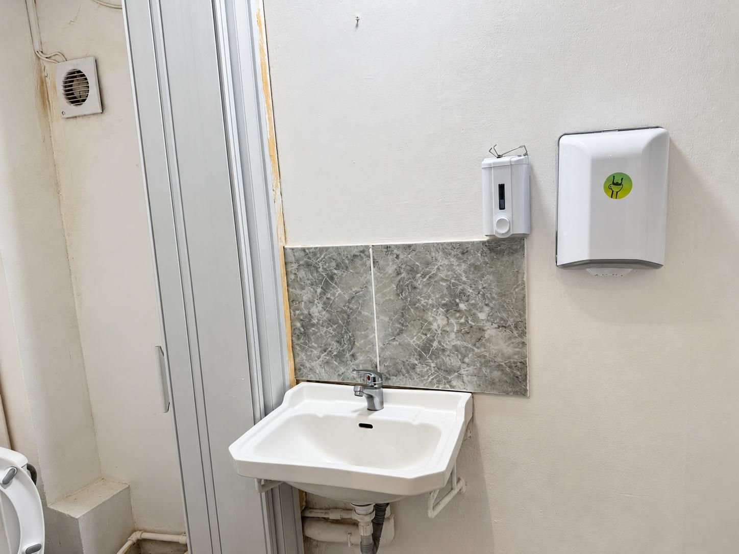 Spațiu comercial cu vitrină și acces stradal /Universitate – Colței