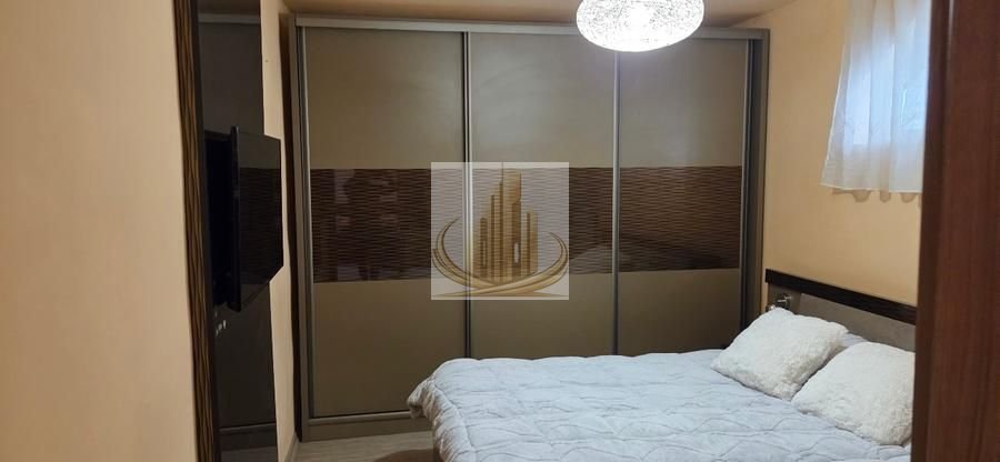 Casă din cărămidă cu spațiu comercial la stradă, garaj și curte