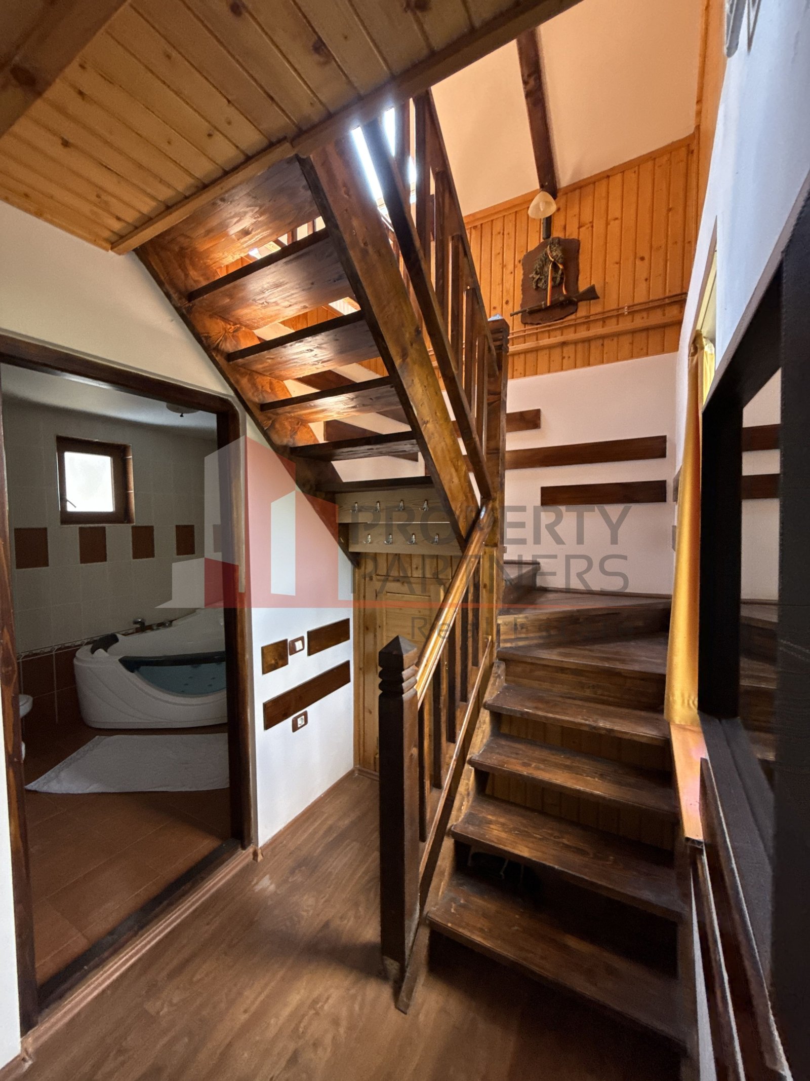 ab54bb53b0b54274936a3343175314e2 Pensiune Bran Sohodol | 10 camere | oportunitate investiționala