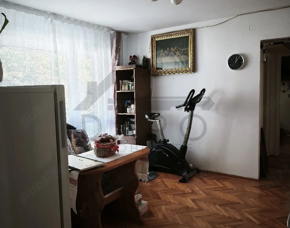 vând apartament cu 3 camere in Tudor zona Fortuna