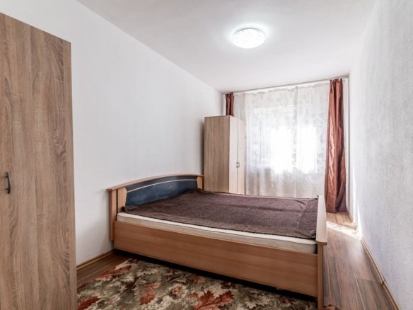 Apartament cu 3 camere, etaj 1 + loc de parcare zona Fortuna