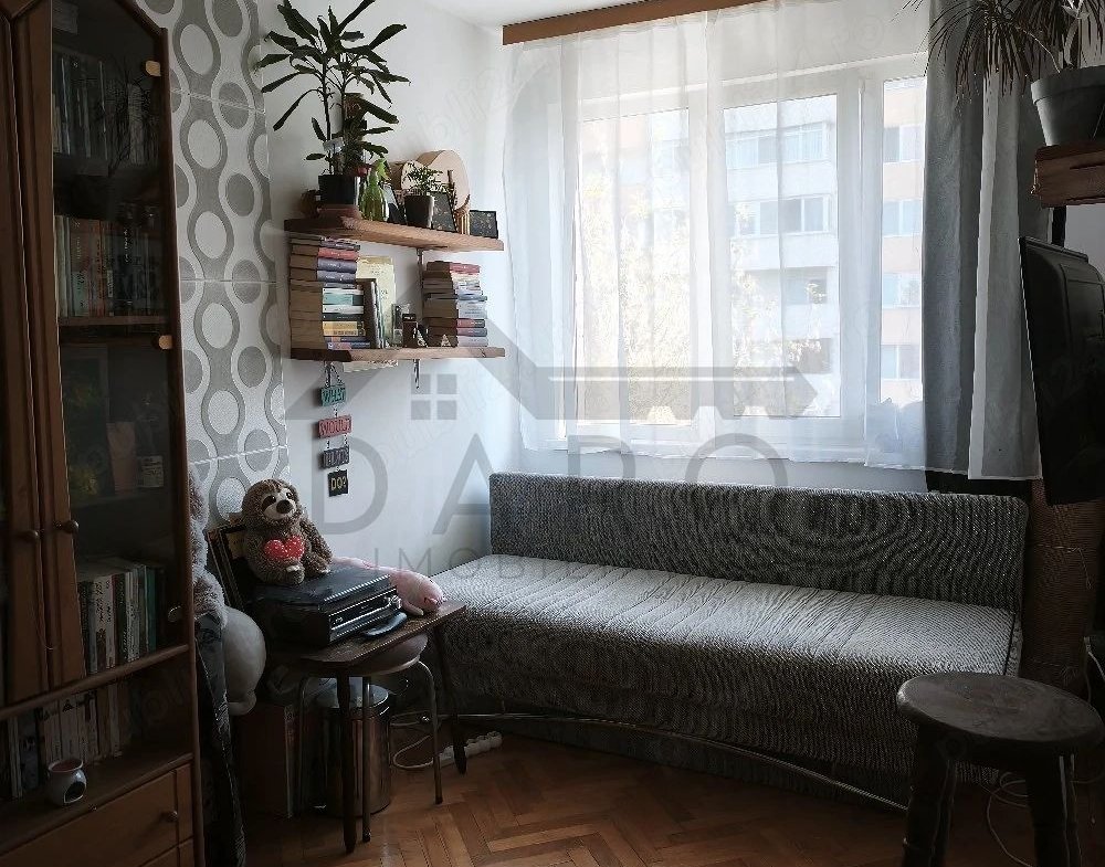 vând apartament cu 3 camere in Tudor zona Fortuna