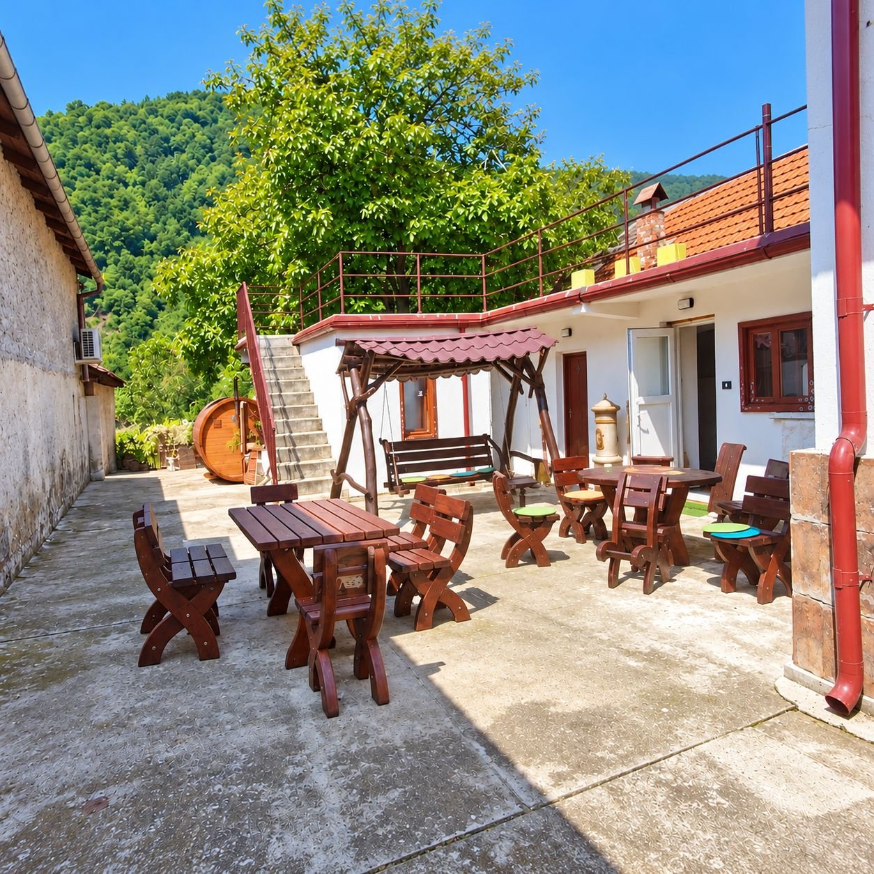 b19f0ffbceff412d8fa3c55cb4d0a965 Casă cu grădină, saună și ciubăr în Băile Herculane | 2 zone de locuit
