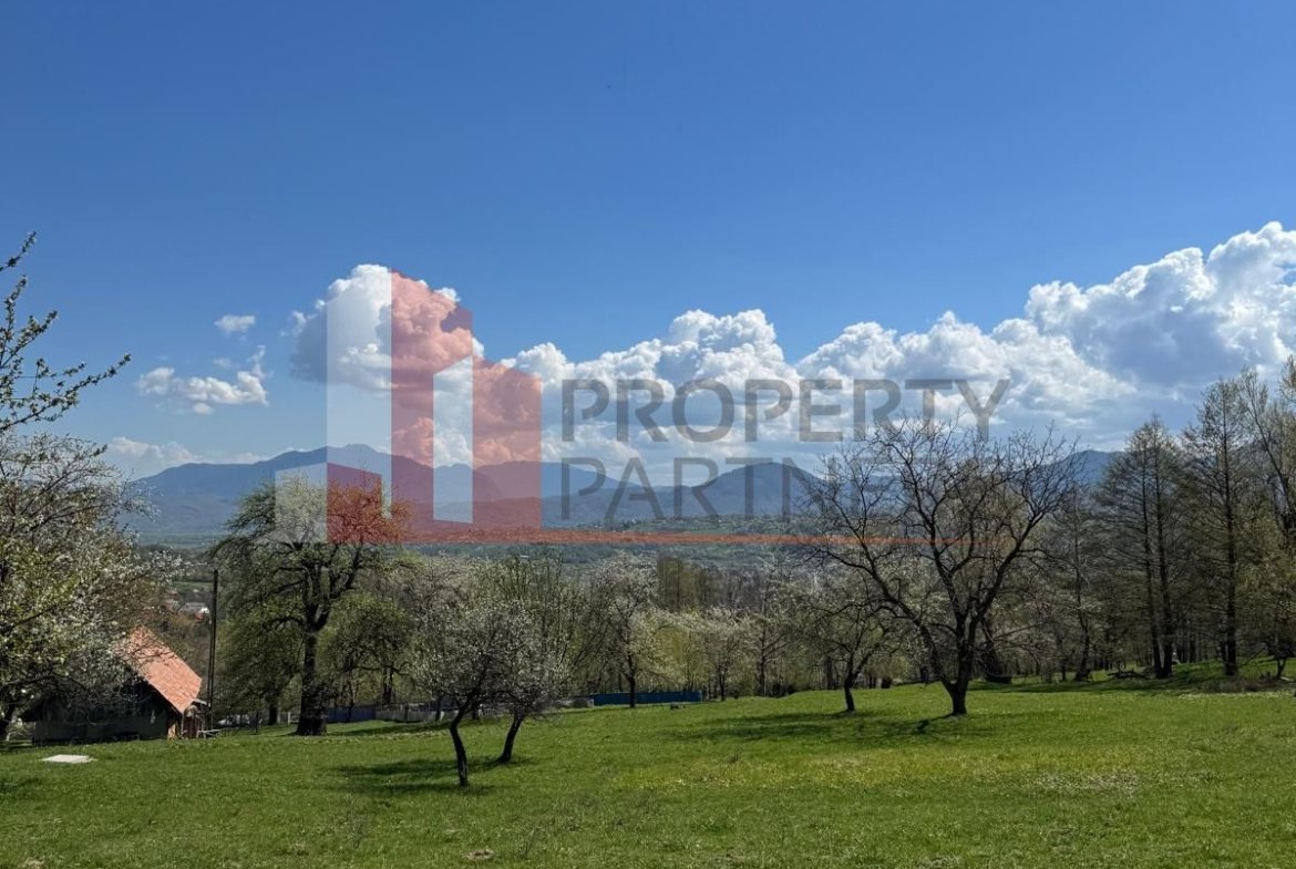 Terenuri Bran – Predelut  Priveliște către Bucegi și Postăvaru