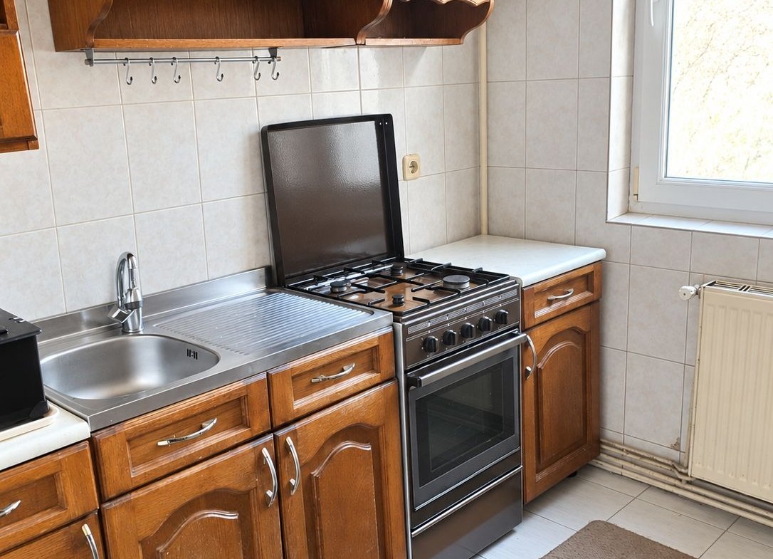 Apartament cu 3 camere decomandate, centrală proprie și logie |