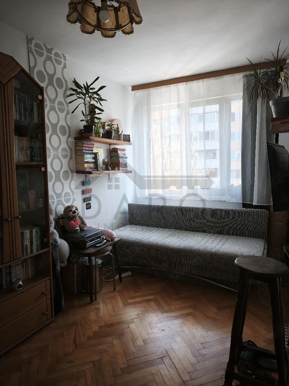 vând apartament cu 3 camere in Tudor zona Fortuna