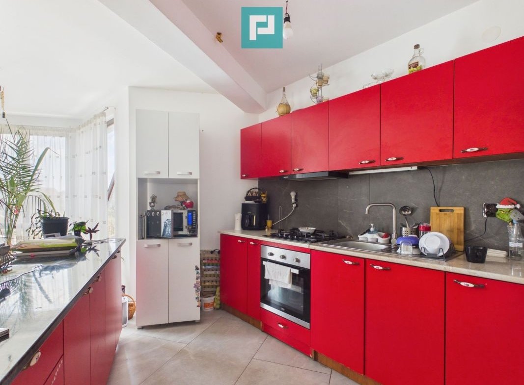 Casă 225 mp cu teren 1.482 mp în Leș