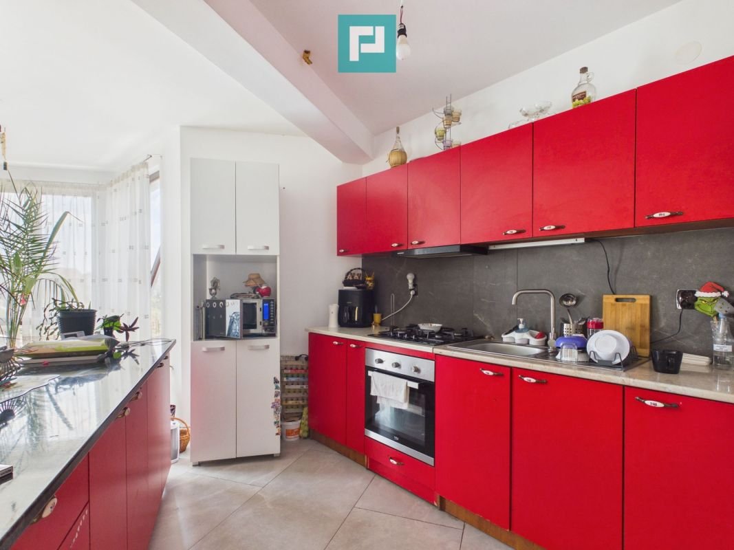 Casă 225 mp cu teren 1.482 mp în Leș
