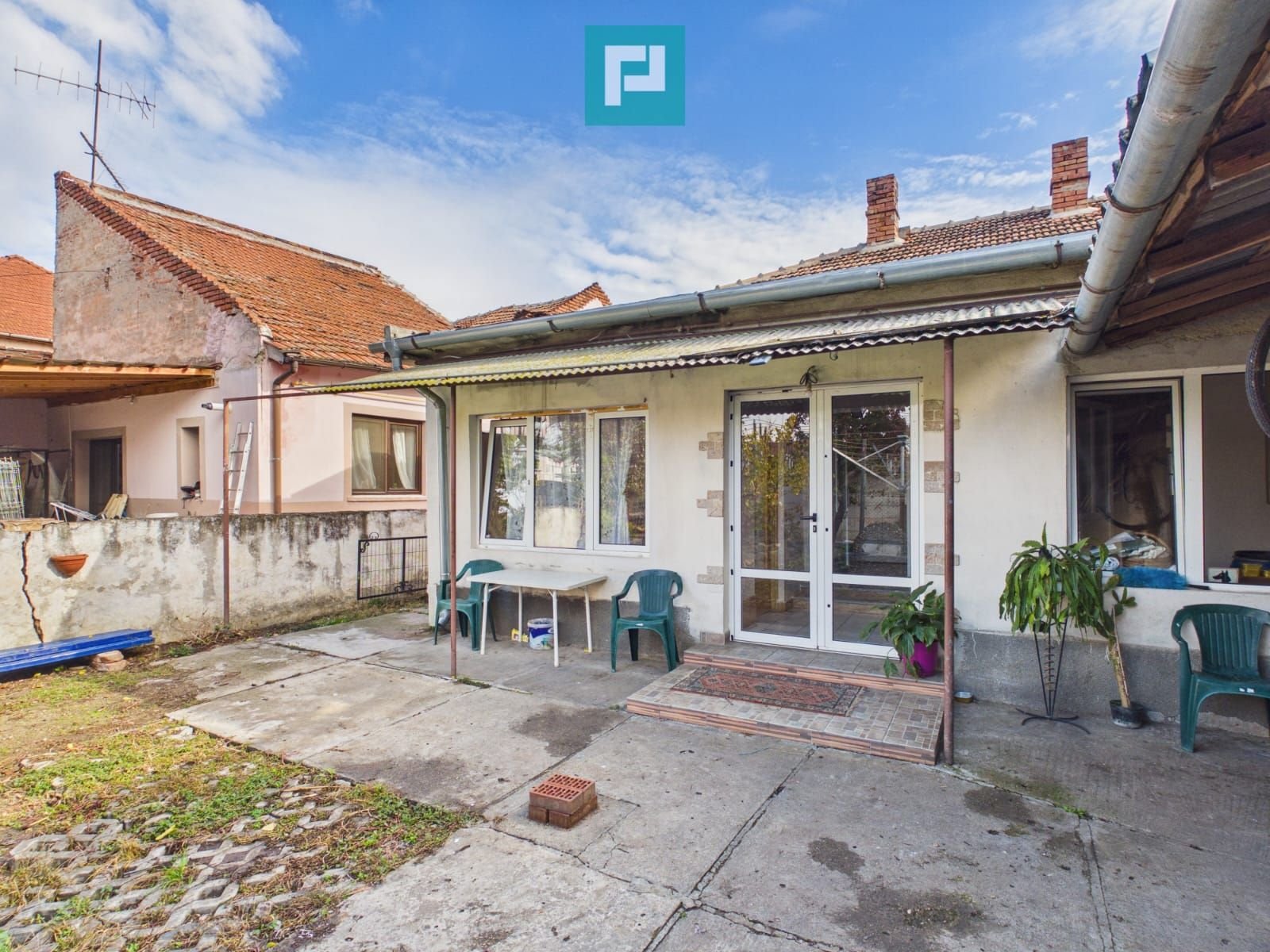 b932b06816d4451e9af2e5da88f369bd Casă individuală cu 4 camere, zona Centrală