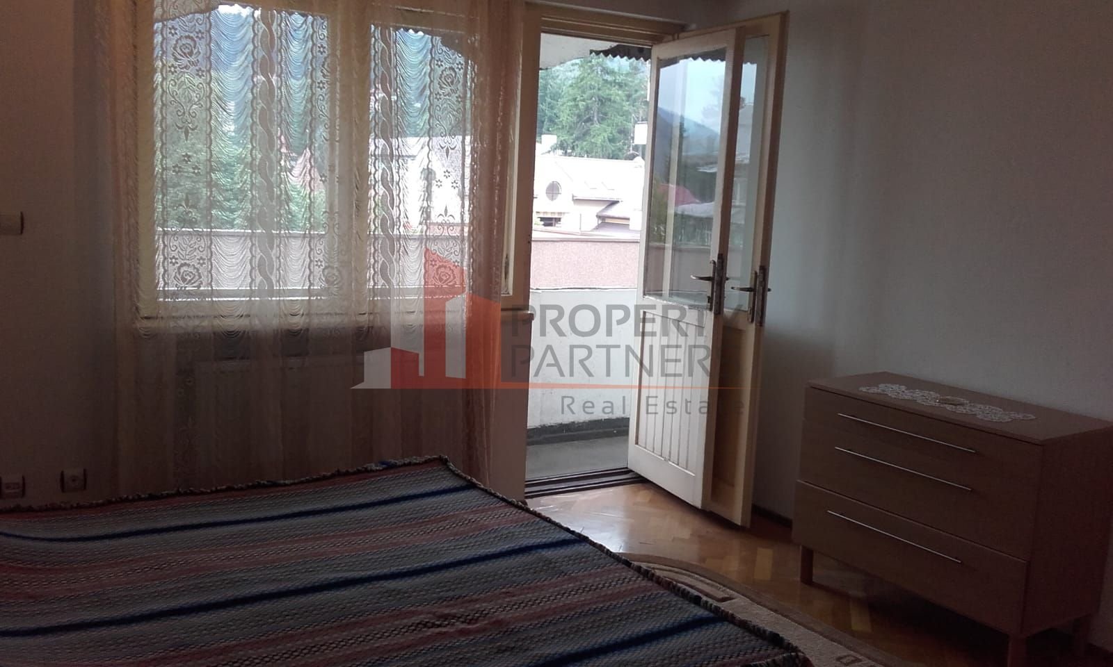 Apartament 3 camere, Bd. Carol I, vizavi de Hotel Montana, centrul Sinaiei