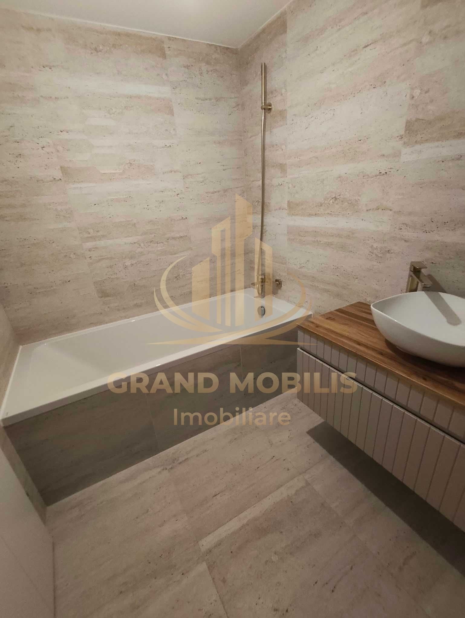 Apartament 3 camere | 85 mp | 2 băi | Balcon 10 mp Loc de parcare