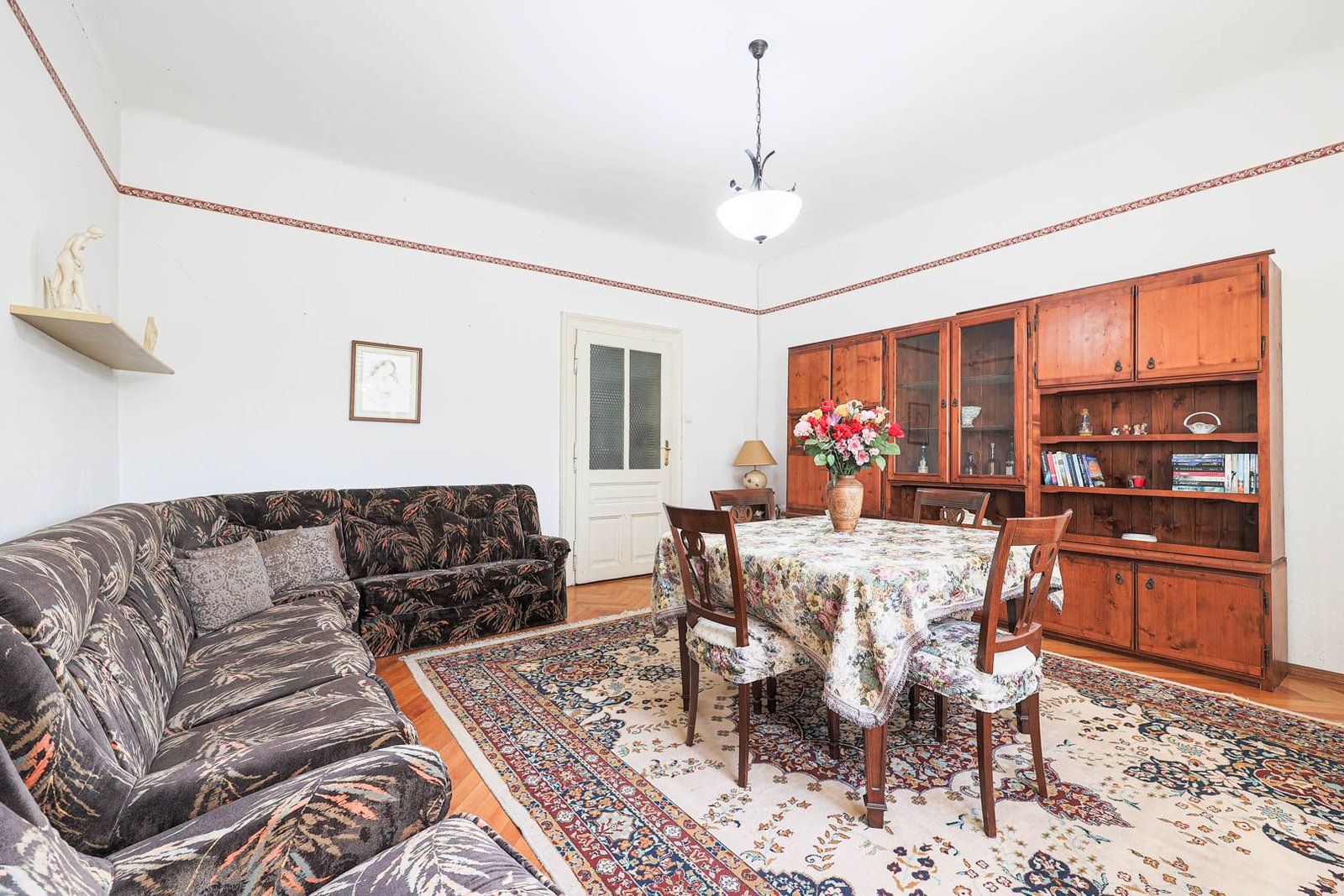 bb6a49ee7ee9455184d00d0f4598d5c5 Vilă 5 camere, teren 1.500 mp cu livadă, garaj dublu