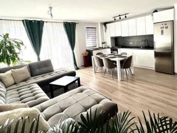 Un apartament în care priveliștea către Tâmpa face parte din experiența de zi cu