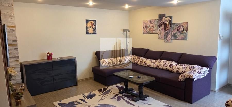 Casă din cărămidă cu spațiu comercial la stradă, garaj și curte