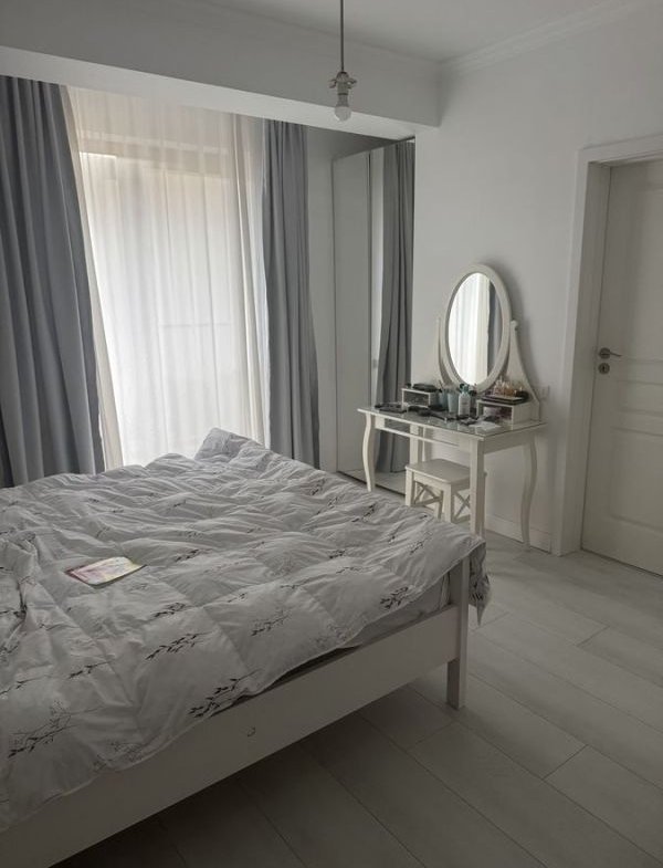 Vand apartament 3 camere in zona Aviatiei (parcare inclusa).