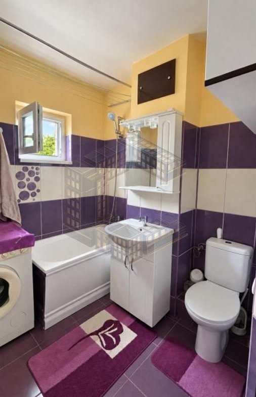 Apartament cu 3 camere, decomandat, centrala,etaj intermediar, Lipovei