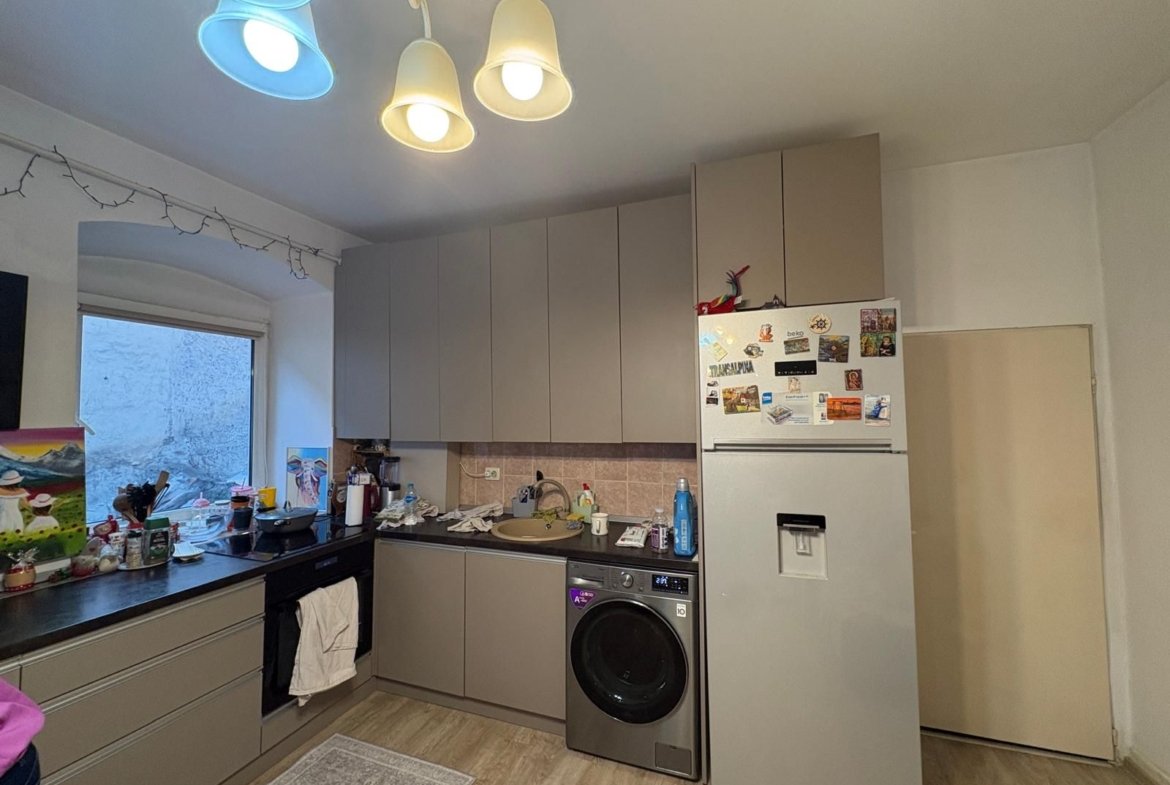 Apartament cu doua camere de vanzare in Piata Sfatului