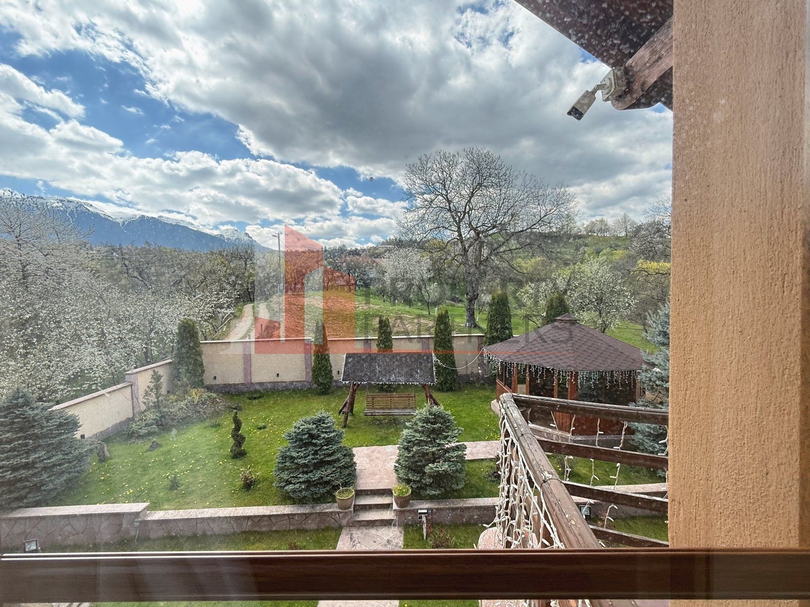 c792c1e9508147ca99ac29df546a4c00 Casă 5 dormitoare + casă de oaspeți, priveliște Piatra Craiului, Sohodol-Bran