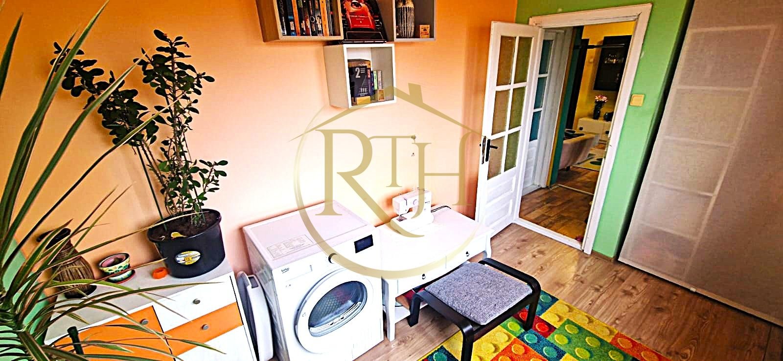 c7df1a6553b74fe5ac204a3a9393ea5d Vand apartament cu 4 camere in zona spitalul judetean,comision ,,0”