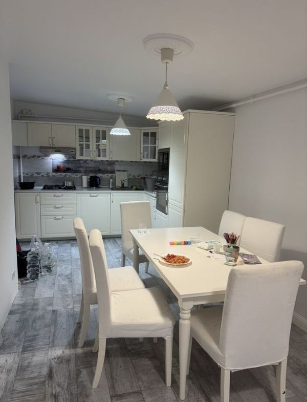 Vand apartament 3 camere in zona Aviatiei (parcare inclusa).