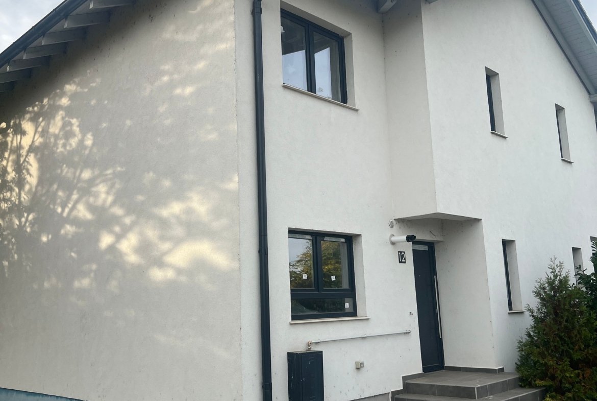 Case înșiruite cu 4 camere, grădină privată și 2 locuri de parcare